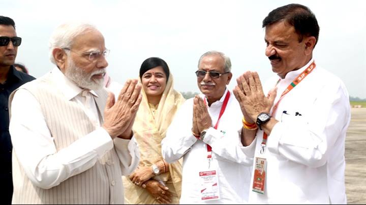 प्रधानमंत्री श्री नरेंद्र मोदी का भोपाल पहुँचने पर आत्मीय स्वागत
